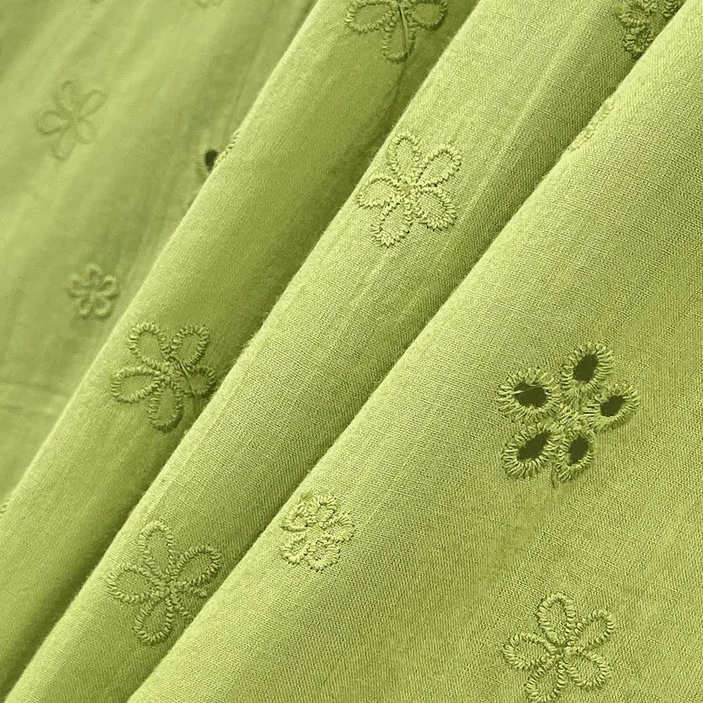 Zweiteiliges Set: Grünes besticktes Unterkleid und weiße Strickjacke mit Puffärmeln - image 6