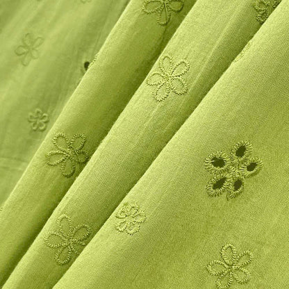 Zweiteiliges Set: Grünes besticktes Unterkleid und weiße Strickjacke mit Puffärmeln - image 6
