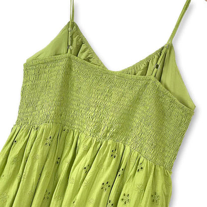 Zweiteiliges Set: Grünes besticktes Unterkleid und weiße Strickjacke mit Puffärmeln - image 7