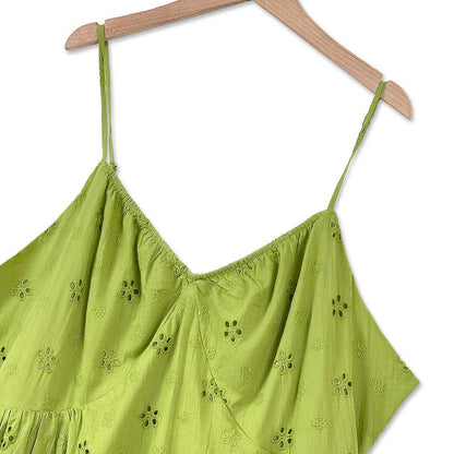 Zweiteiliges Set: Grünes besticktes Unterkleid und weiße Strickjacke mit Puffärmeln - image 5
