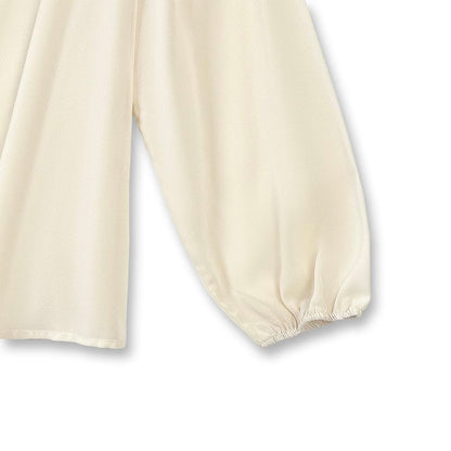 Zweiteiliges Set: Grünes besticktes Unterkleid und weiße Strickjacke mit Puffärmeln - image 2