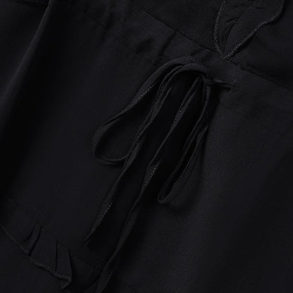 Elegantes Midikleid in Übergröße mit V-Ausschnitt, Rüschen und Bindegürtel - image 3