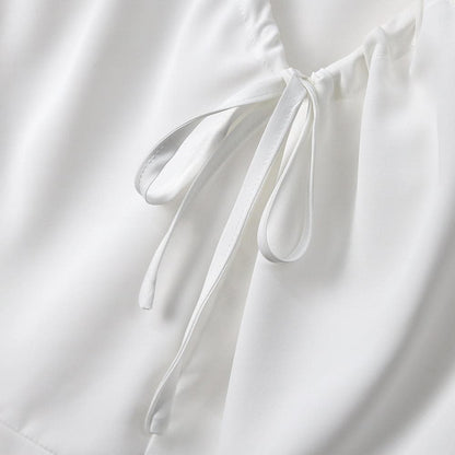 Bluse in Übergröße mit V-Ausschnitt, Bindekragen und Rüschen-Peplum - image 3