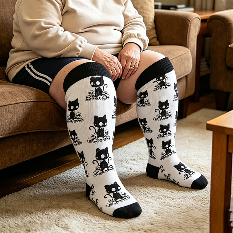 Kompressionsstrümpfe in Übergröße mit Totenkopf, Mond und Katze - image 2