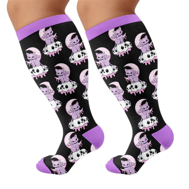 Kompressionsstrümpfe in Übergröße mit Totenkopf, Mond und Katze - Schwarz (1 Paar) - 4XL - image 8