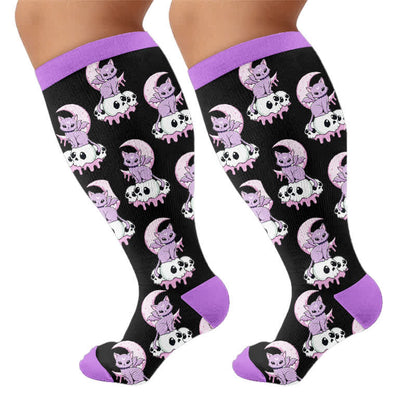 Kompressionsstrümpfe in Übergröße mit Totenkopf, Mond und Katze - Schwarz (1 Paar) - 4XL - image 8