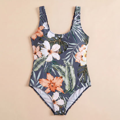Badeanzug mit breiten Trägern und tropischem Blumenmuster für den Urlaub - image 9