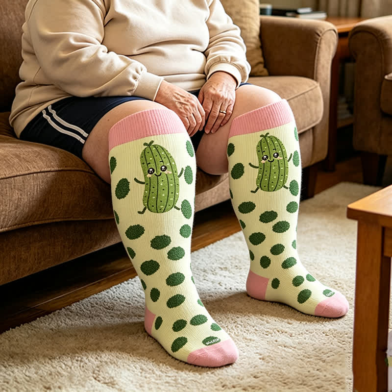 Plus Size Pickle Party Kompressionsstrümpfe - image 1
