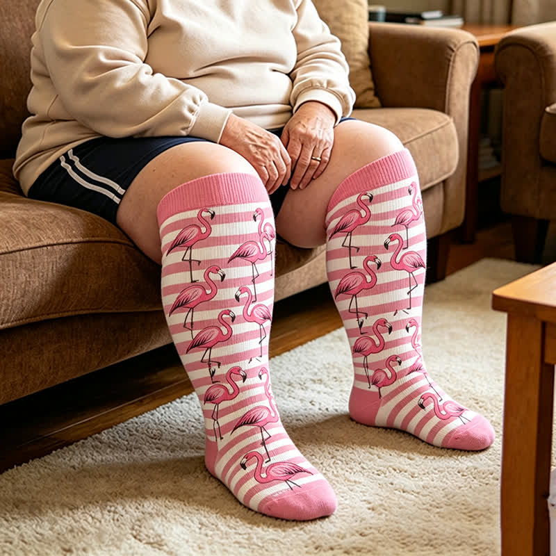Kompressionsstrümpfe mit Flamingostreifen in Übergröße - Rosa - 4XL - image 2