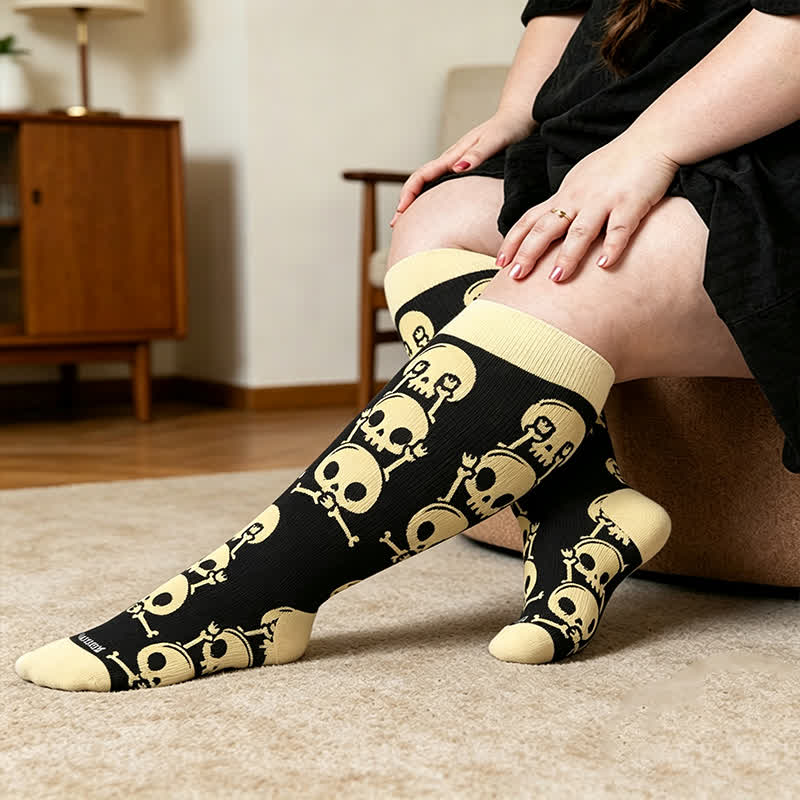 Kompressionsstrümpfe mit Totenkopf-Alien-Motiv in Übergröße - Aprikose - 4XL - image 3