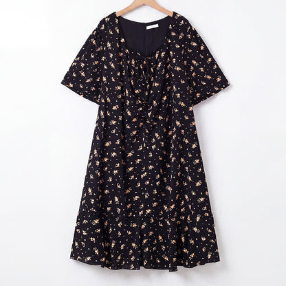 Plus Size Midikleid mit zartem Blumenmuster, Bindekragen und Rüschensaum - Schwarz - 6XL - image 0