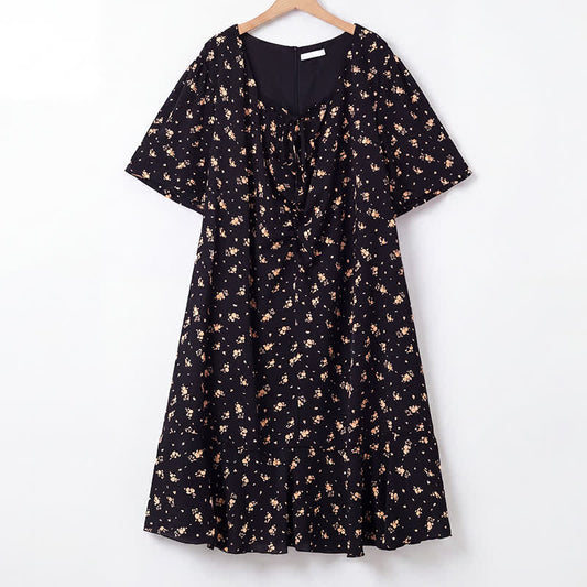 Plus Size Midikleid mit zartem Blumenmuster, Bindekragen und Rüschensaum - Schwarz - 6XL - image 0