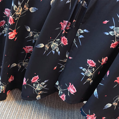 Schwarzes Midikleid mit Blumenmuster in Übergröße - image 4