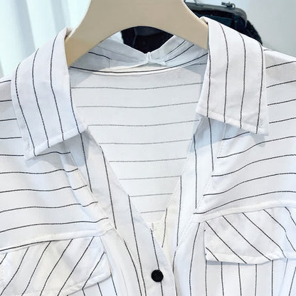 Gestreiftes Midikleid mit Gürtel in Übergröße - image 1