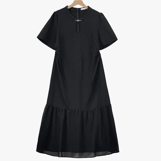 Elegantes Midikleid in Übergröße mit Schlüssellochausschnitt und Rüschensaum - Schwarz - 6XL - image 0