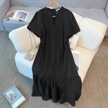 Elegantes Midikleid in Übergröße mit Schlüssellochausschnitt und Rüschensaum - image 6
