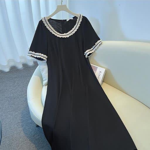Midikleid aus kontrastierender Spitze in Übergröße - image 1
