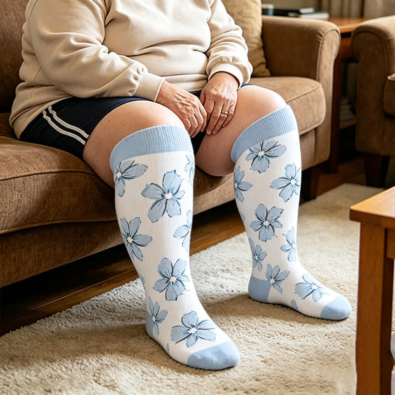 Plus Size Kompressionsstrümpfe mit rosafarbenem Blumenmuster - Blau - 4XL - image 3