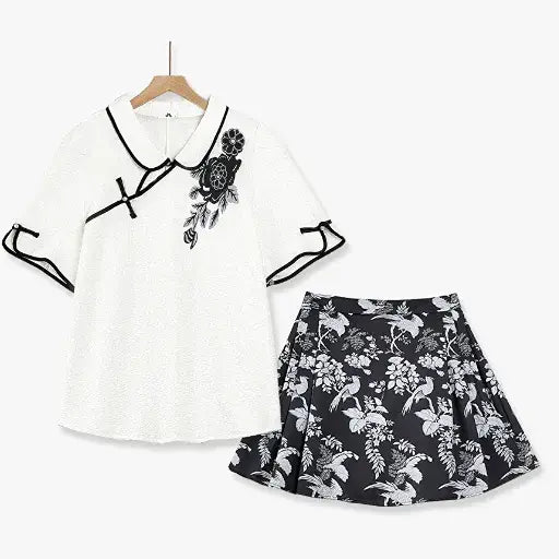 Sommer-Set in Übergröße: Zweiteiliges Set aus Oberteil mit Stehkragen und Froschknopfleiste sowie Rock mit Blumenmuster - 2-teiliges Set - 6XL - image 0