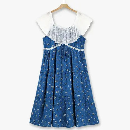 Plus Size Sommerkleid in Midi-Länge mit Spitze, flatternden Ärmeln, zartem Blumenmuster und Stufenrock - Blau - 6XL - image 0