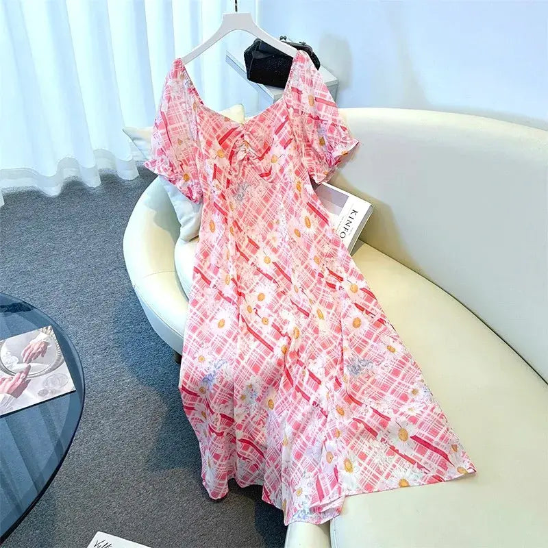 Sommer-Maxikleid in Übergröße mit eckigem Ausschnitt, Puffärmeln und Karomuster sowie Gänseblümchenmuster - image 6