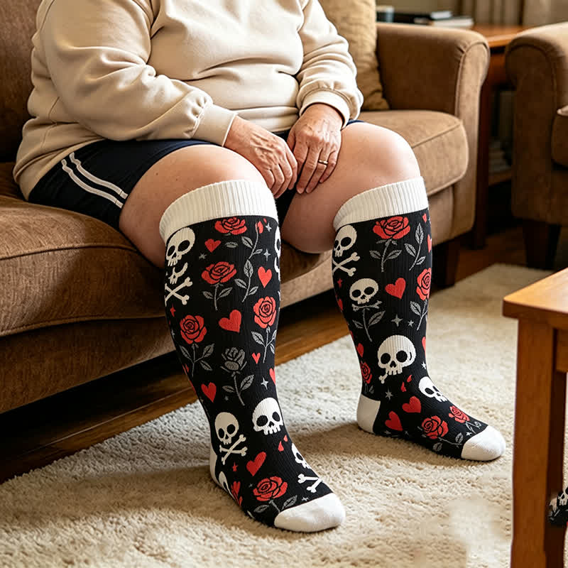 Kompressionsstrümpfe mit rotem Streifen und Fledermaus-Totenkopf-Motiv in Übergröße - Schwarz - 4XL - image 2