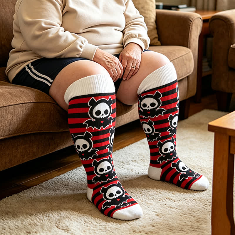 Kompressionsstrümpfe mit rotem Streifen und Fledermaus-Totenkopf-Motiv in Übergröße - Rot - 4XL - image 1