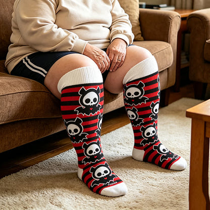 Kompressionsstrümpfe mit rotem Streifen und Fledermaus-Totenkopf-Motiv in Übergröße - Rot - 4XL - image 1