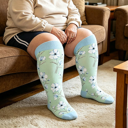Kompressionsstrümpfe in Übergröße mit Doodle-Blumenmuster - Grün - 4XL - image 2