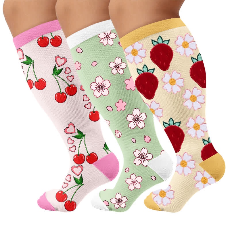 Kompressionsstrümpfe in Übergröße mit Erdbeer-Gänseblümchen-Motiv - image 7