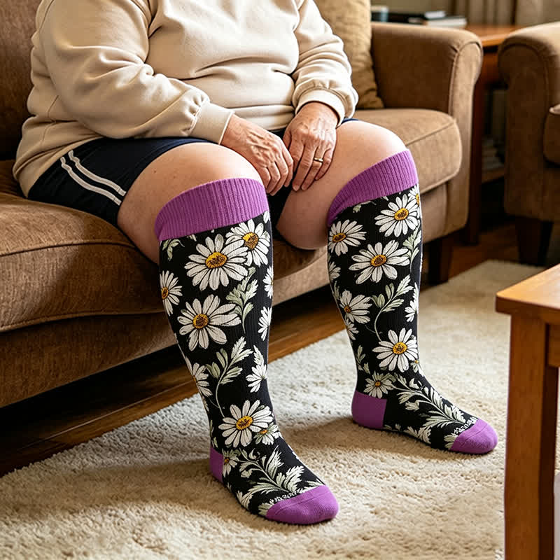 Daisy Bloom Kompressionsstrümpfe in Übergröße - Lila - 4XL - image 1