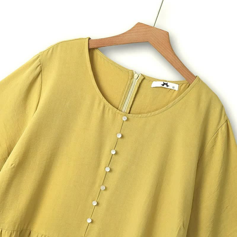 Lässiges Midikleid mit Perlenknöpfen - image 1