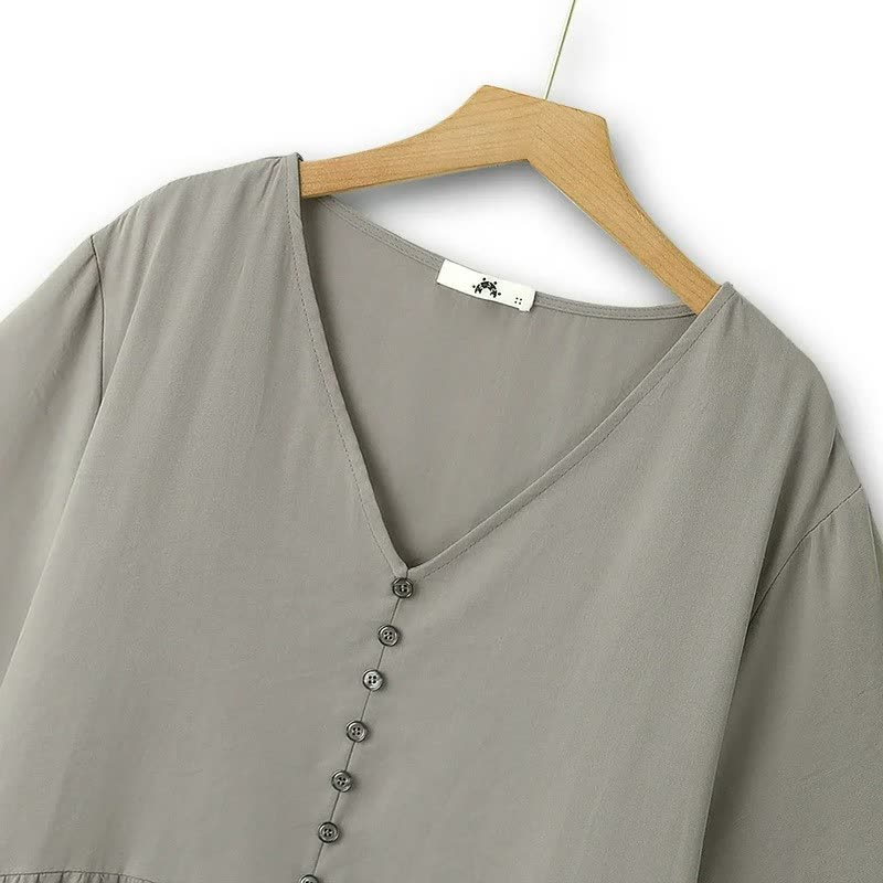 Luftiges Midikleid mit V-Ausschnitt und Knopfleiste - image 1