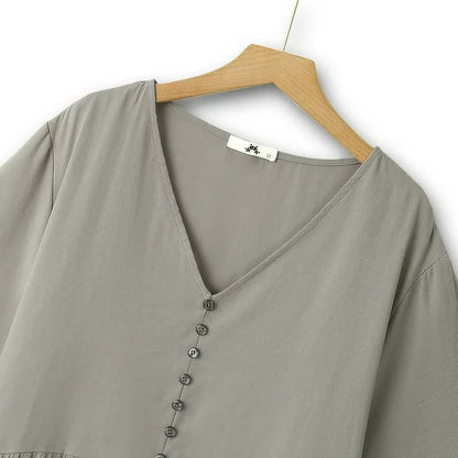 Luftiges Midikleid mit V-Ausschnitt und Knopfleiste - image 1