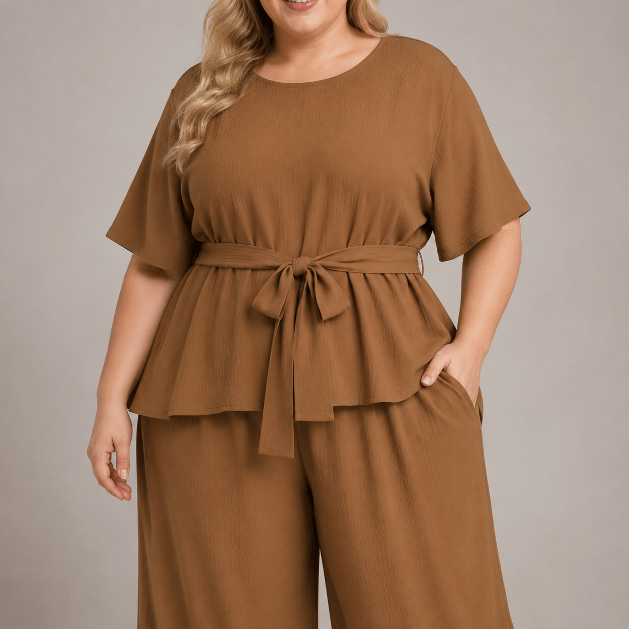 Set aus lässigem Oberteil mit Gürtel, weitem Bein und Taschen - image 2