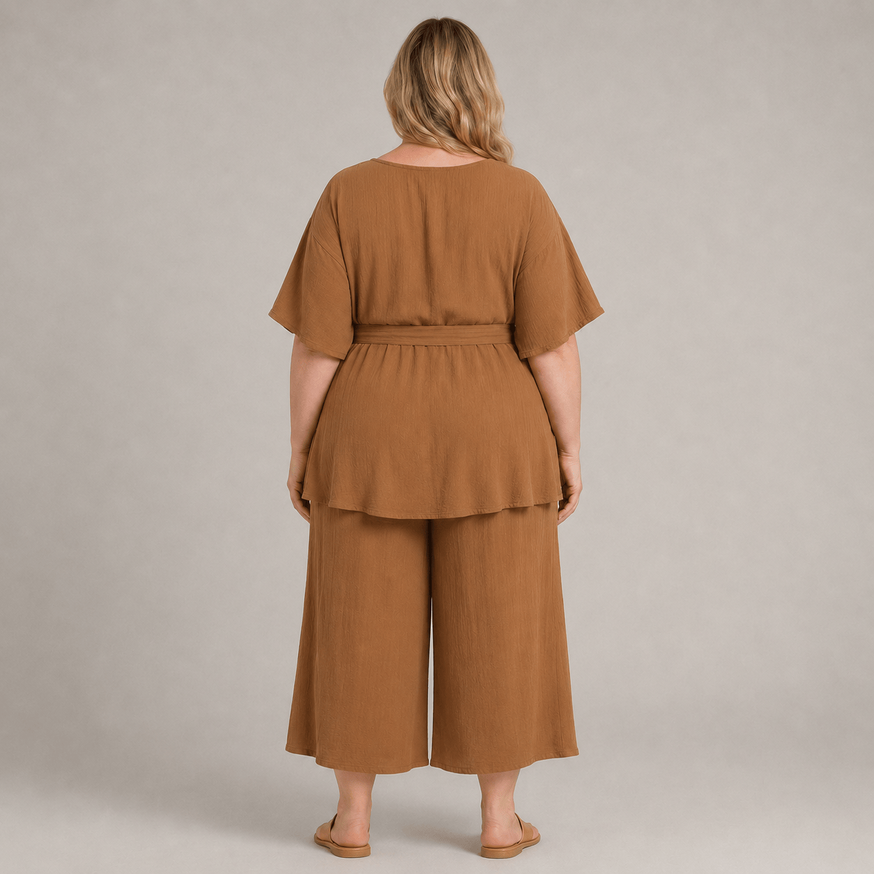 Set aus lässigem Oberteil mit Gürtel, weitem Bein und Taschen - image 3