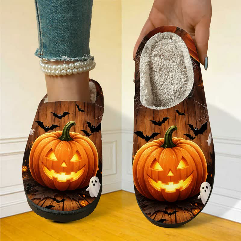 Halloween-Spaß: Fledermaus-Hausschuhe mit Kürbismotiv und flauschigem Aufdruck - image 1