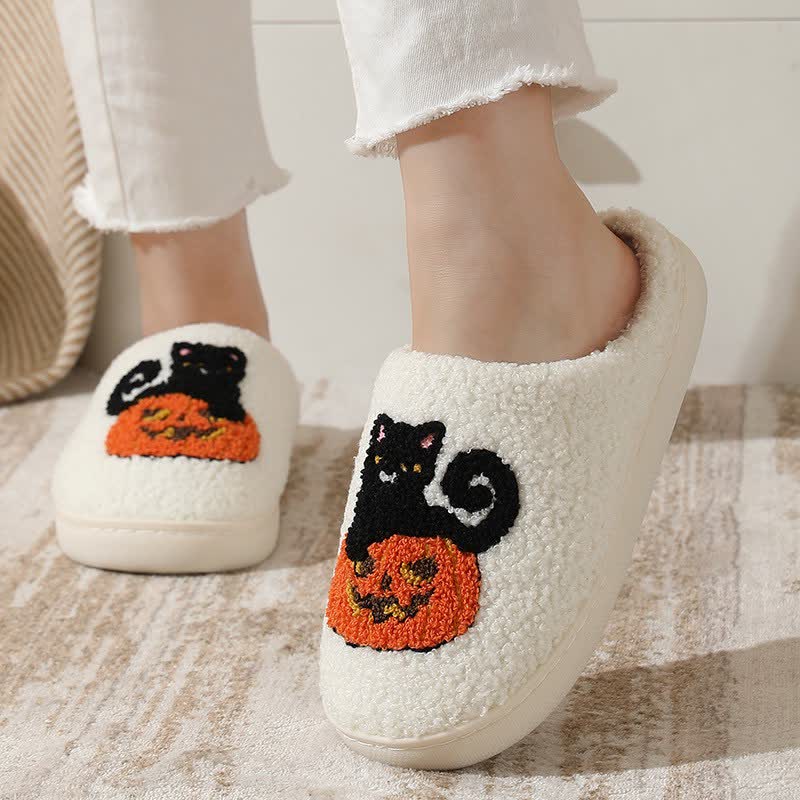 Halloween-Plüschpantoffeln mit schwarzer Katze auf Kürbis - image 3