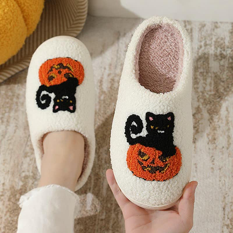 Halloween-Plüschpantoffeln mit schwarzer Katze auf Kürbis - image 1