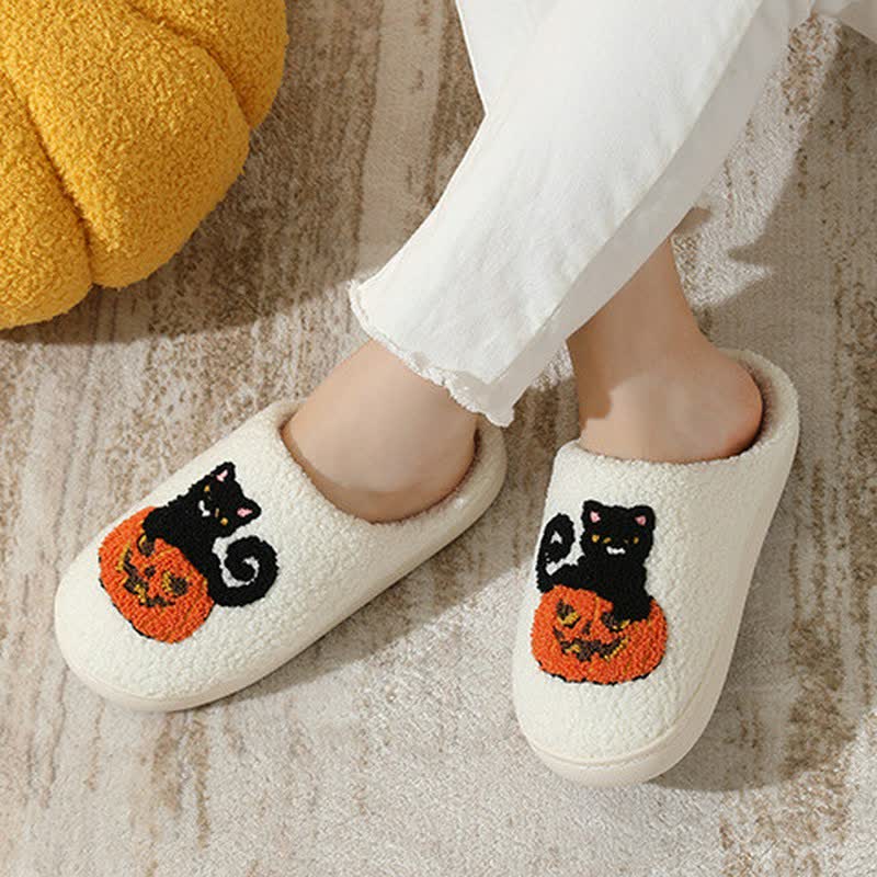 Halloween-Plüschpantoffeln mit schwarzer Katze auf Kürbis - image 2