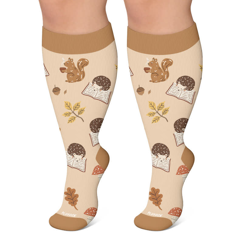 Kompressionsstrümpfe mit Herbstkatzen- und Igelmotiven in Übergröße - Khaki - 4XL - image 5