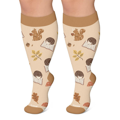 Kompressionsstrümpfe mit Herbstkatzen- und Igelmotiven in Übergröße - Khaki - 4XL - image 5