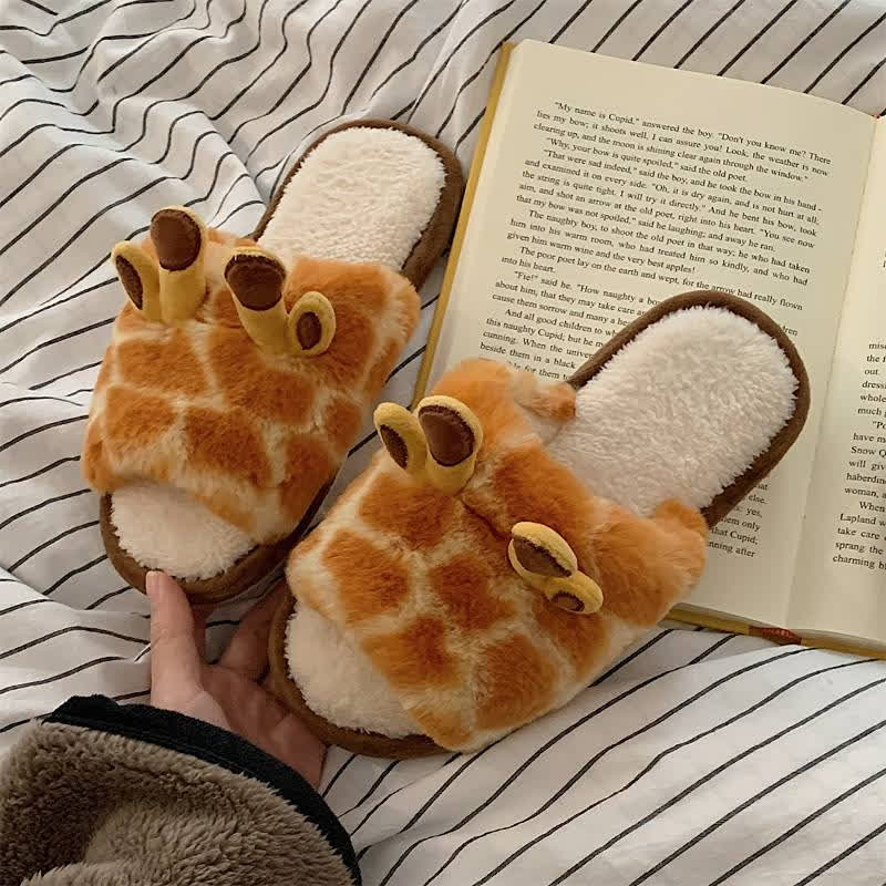 Hausschuhe mit Giraffenmuster, flauschig und mit offener Zehenpartie - image 6