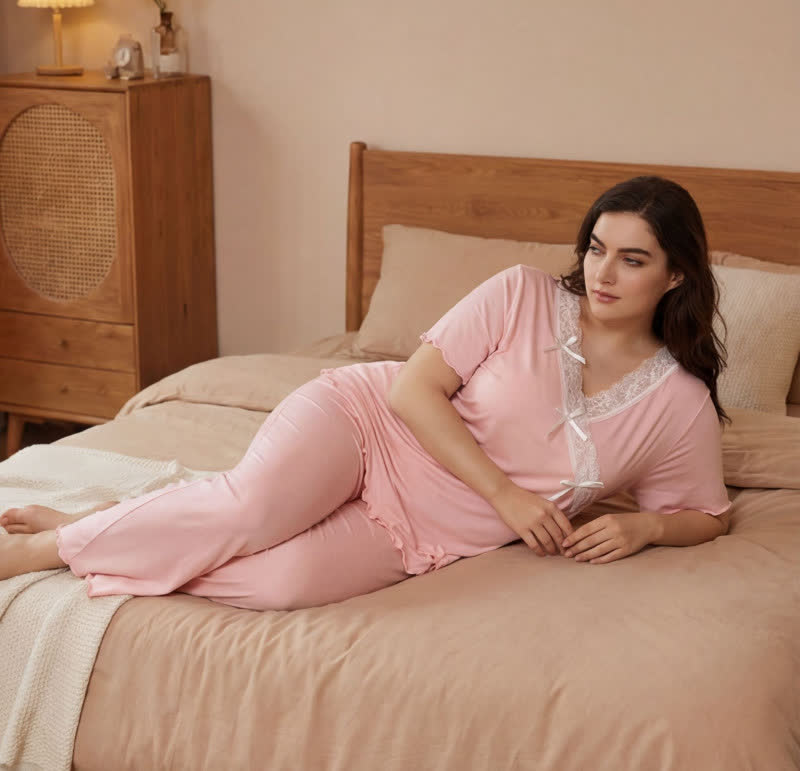 Plus Size Pyjama-Set aus weichrosa Spitzenbesatz - image 1