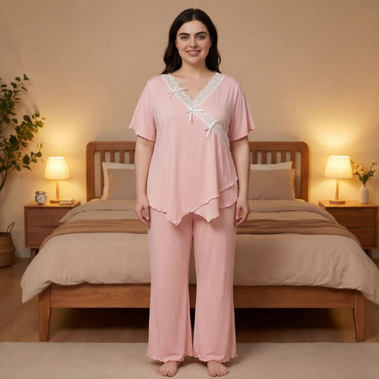 Plus Size Pyjama-Set aus weichrosa Spitzenbesatz - Rosa - 4XL - image 0