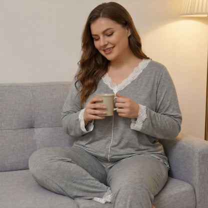 Grauer Pyjama-Set mit Spitzenbesatz - image 1