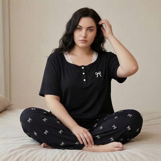 Pyjama-Set mit Spitzenbesatz und Schleife - image 0