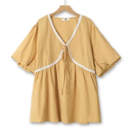 Bluse in Übergröße aus Baumwolle mit Spitzenbesatz, Bindeband vorne und V-Ausschnitt - Gelb - 6XL - image 0