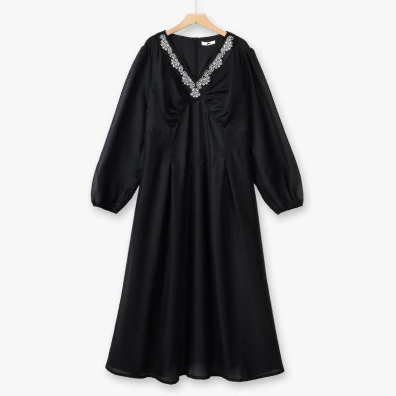Besticktes Maxikleid mit V-Ausschnitt - Schwarz - 6XL - image 2