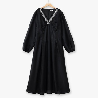 Besticktes Maxikleid mit V-Ausschnitt - Schwarz - 6XL - image 2